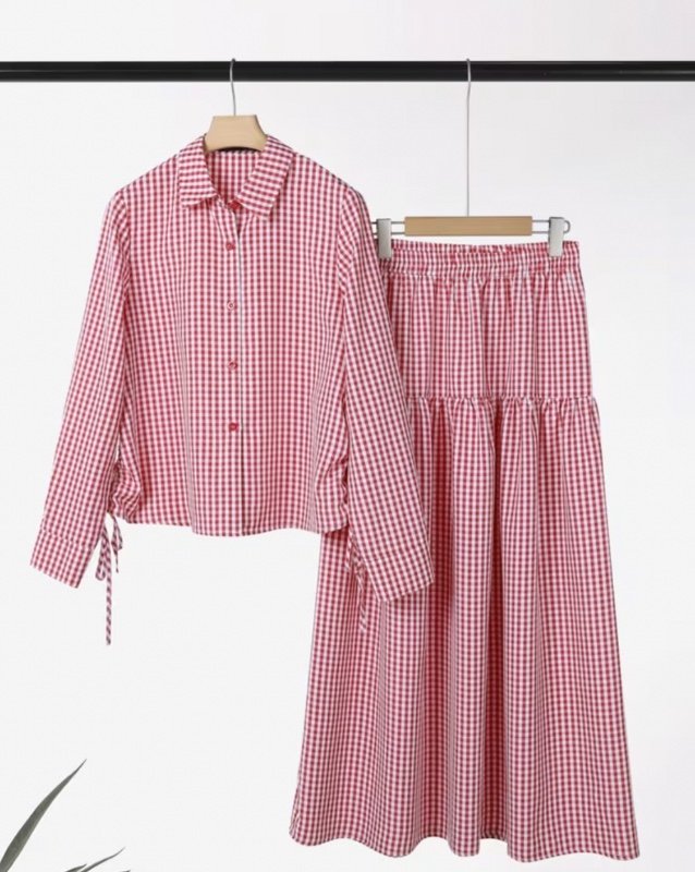 Ensemble deux pièces pour femme comprenant une chemise à carreaux avec col à revers et manches longues, assortie d'une jupe évasée légère (coupe trapèze), idéal pour une tenue décontractée en plein air.