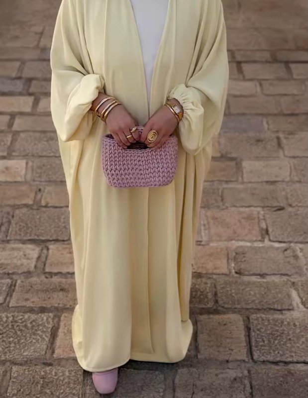 Robe élégante pour femmes du Moyen-Orient avec une douce brillance satinée en jaune Abaya Burqa arabe