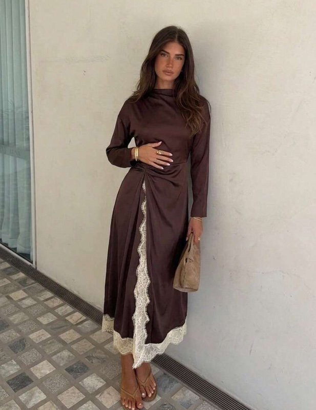 Robe de soirée élégante Siren Gaze pour femme en satin avec détails contrastants en dentelle et jupe plissée