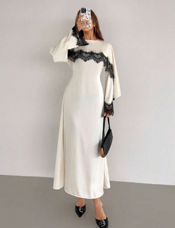 Robe élégante en satin et empiècements en dentelle « Siren Gaze » – Robe de soirée noire à détails en dentelle et manches bouffantes (idéale pour les galas, les soirées ou une tenue d'invitée de mariage)