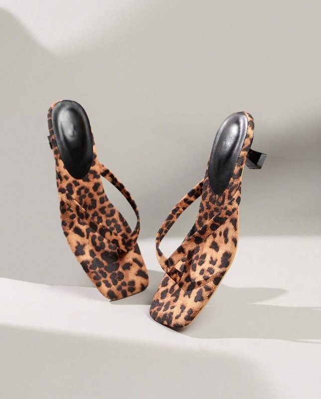 Sandales élégantes à talons mi-hauts pour femmes, motif léopard, bout carré et style tendance ; adaptées aux occasions formelles pour les femmes d'Europe, d'Amérique et du Moyen-Orient ; modèle confortable à enfiler.