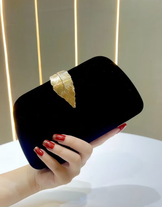 Pochette de soirée noire en velours, idéale pour les sorties en soirée, soulignant un style élégant et sophistiqué.