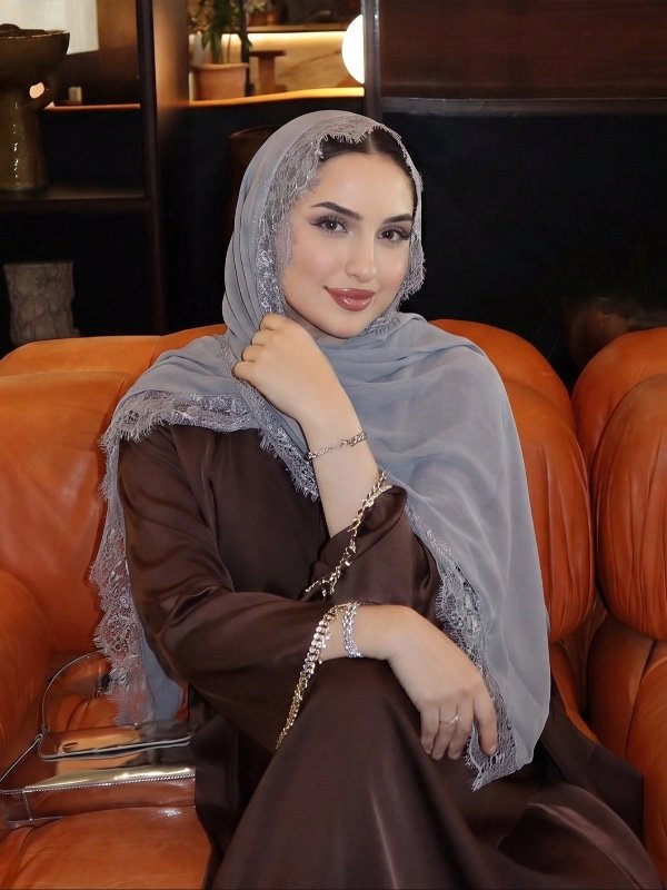 1 foulard/châle élégant pour femme en mousseline unie avec bordure en dentelle ; longue écharpe décontractée au style bohème chic, coupe-vent ; idéal pour le quotidien, les mariages ou les vacances d'été à la plage ; s'accorde parfaitement avec des robes.