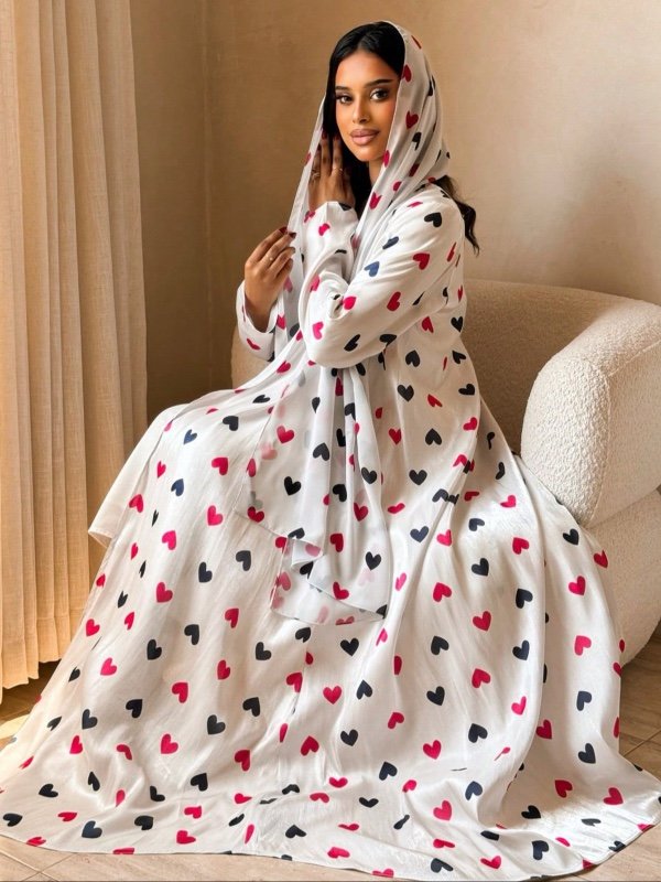Ensemble abaya en satin à motif cœurs avec hijab – Abaya longue et élégante pour femme, ouverte sur le devant et à manches évasées