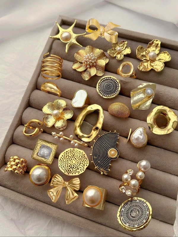 Lot de bagues ouvertes fantaisie (assortiment de 3 à 20 pièces) : styles vintage, bohème, géométrique et torsadé ; motifs variés (fleurs, nœuds, perles d'imitation, formes asymétriques et ajourées). Un cadeau élégant pour femmes