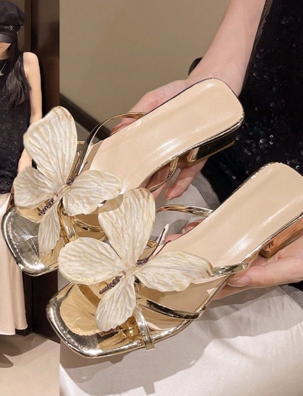 Nouvelles sandales d'été 2026 : modèle français à talons épais et finition dorée effet miroir ; sandales élégantes et polyvalentes pour femmes, ornées d'une bride à motif papillon doré et dotées de talons massifs.