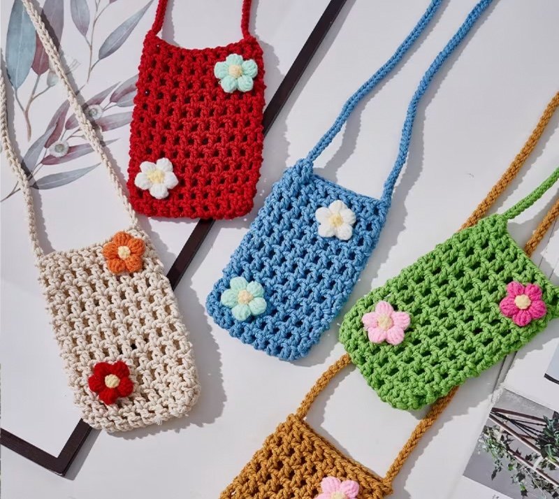 Sac pour téléphone tressé à la main, sac d'épaule ajouré au style estival et frais, sac bandoulière léger et polyvalent pour la plage, les vacances ou le quotidien.
