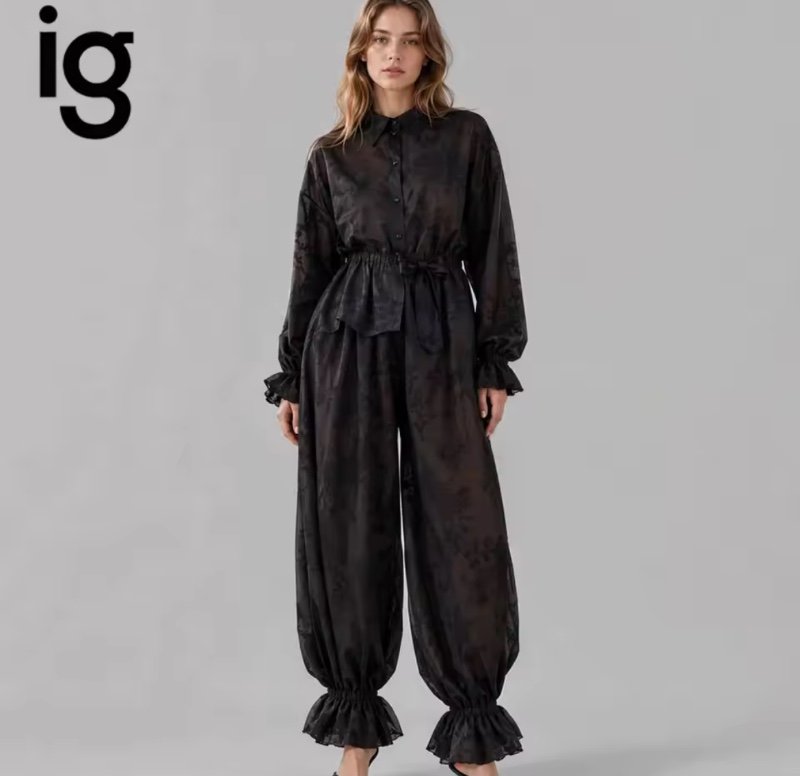 Ensemble deux pièces transparent brodé floral IG 2026 pour femme, avec chemisier peplum à col rond et boutons sur le devant, et pantalon jogger à volants aux poignets