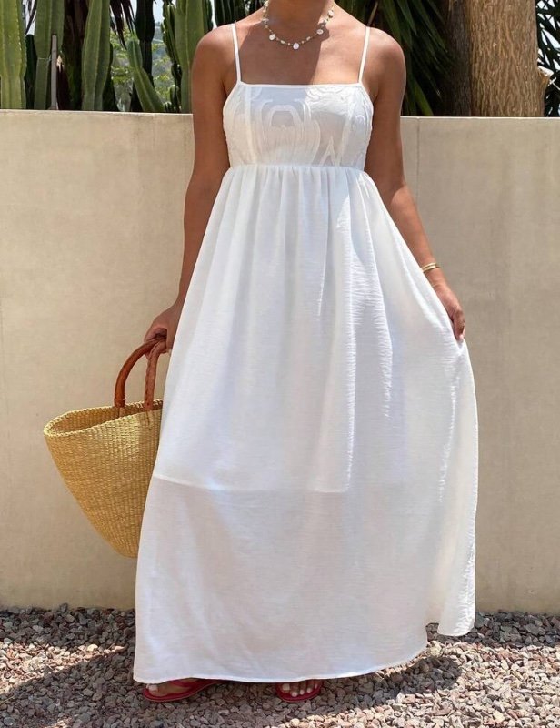 Robe DAZY blanche à fines bretelles, dos nu et taille cintrée, idéale pour les vacances d'été à la plage, l'automne, les soirées tropicales et l'école. Modeste et sexy.