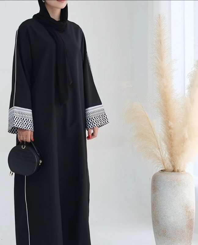 Robe élégante d'inspiration moyen-orientale, design noir sobre, adaptée à toutes les saisons, lavable en machine.