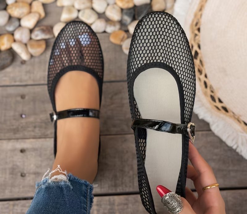 Paire de chaussures plates pour femme en maille respirante, bout rond, semelle plate et bride unique à boucle.